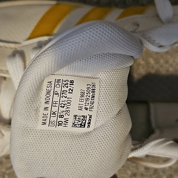 Adidas barely worn - Picture 4 of 4